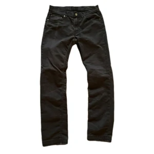 Svarta jeansbyxor från Acne Studios - Säljer ett par svarta jeansbyxor från Acne Studios med klassisk femficksdesign och raka ben. Byxorna har knapp med Acne Studios-logga och svart patch bak i midjan. Perfekta för en stilren och enkel look.