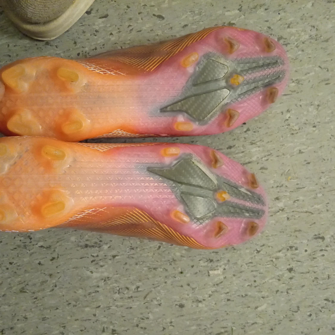 Adidas fotbollsskor i orange och rosa - 2