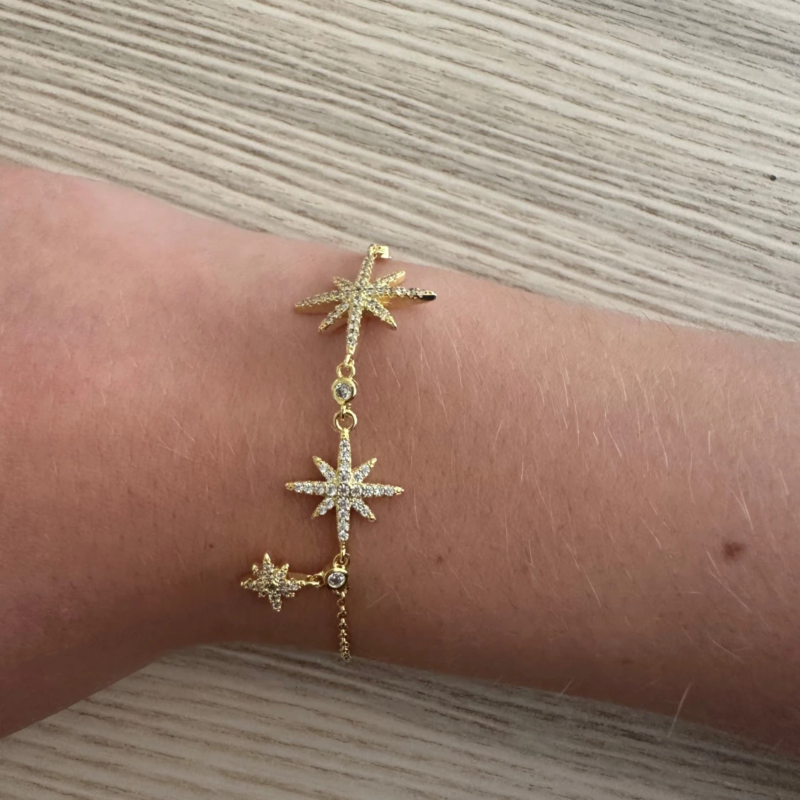 Guldfärgat armband med stjärnhängen från MONACO