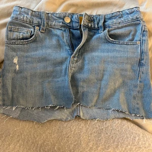 Blå jeanskjol från Gina Tricot - Säljer en blå jeanskjol från Gina Tricot. De är egentligen ett par jeans som jag klippt till en kjol, kjolen har ett liten hål/öppning och är därför lite billigare. Men detta går enkelt att sy ihopa. Perfekt för dig som gillar en avslappnad och trendig stil. Och denna kjolen i sommar tackar man inte nej till. Kjolen är i storlek 152 men skulle säga att den passar xxs,xs och kanske s. 
