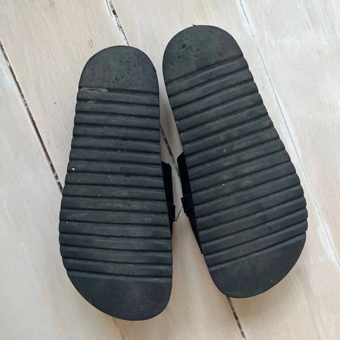 Svarta sandaler med guldfärgad kedjedetalj - 2