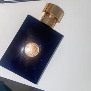 Versace Dylan Blue Pour Homme Eau de Toilette - Säljer en  herrparfym från Versace, Dylan Blue Pour Homme. Kan säljas för 400kr 300kr om du hämtar i Örebro har ej kvitto 