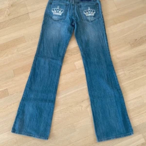 Victoria Beckham jeans - Snygga blå jeans från Victoria Beckham, storlek W27, midjemått=37, innebenslängden=84, grenmåttet=18, skriv privat för fler bilder