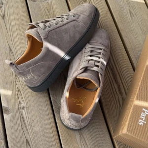 Christian loubutin gråa - Skit bra skick och knappt använda. Skickas fler bilder om det frågas om det och kan gå ner lite i priset.