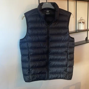 Uniqlo väst - Inte använd mycket, små fläckar, bild 4 och 5! Men inget man märker vid användning, Därav ett super pris 🙌