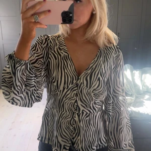 Zebra Blus - Perfekt till fest, perfekt för vardagen, använd 1 gång efter avriven lapp!! Säljer pga att den aldrig används 💕