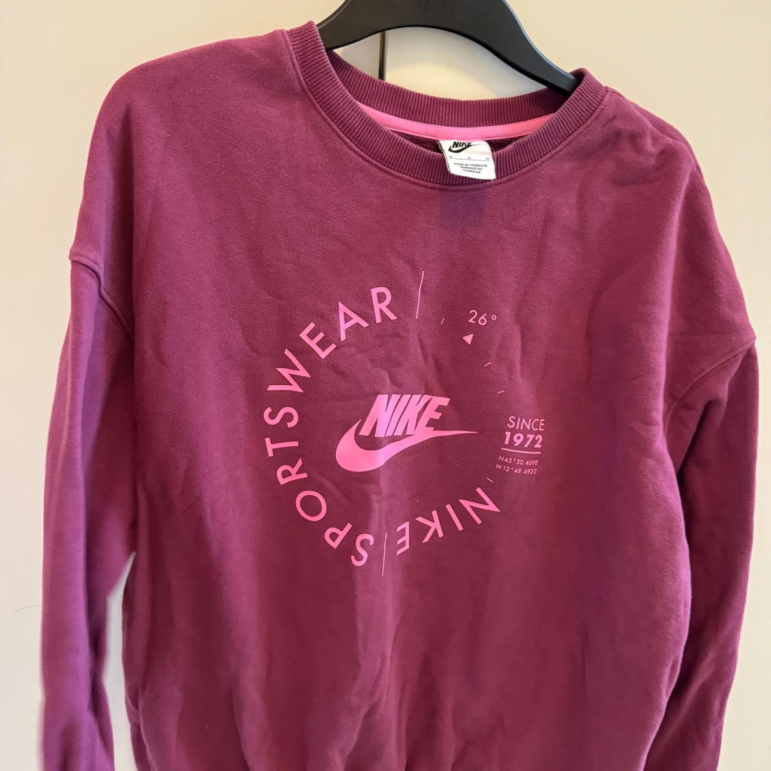 Vinröd sweatshirt från Nike