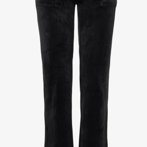 JUICY COUTORE BYXOR SVARTA🥰 - OBS HAFT PÅ 2 GÅNGER KÖPTES 2 VECKOR SEN Juicy couture byxor svarta sköna på sig säljer tyvärr då det inte ens sänkt nyskick köptes för 1200 med säljer för 900 men pris kan diskuteras. då jag inte vill att de ska rösta din garderob och någon annan kan ha mer användning. Tveka inte med att fråga om bilder och ha en bra dag puss 🥰