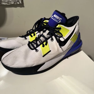 Nike Airmax impact 2 - Snygga basketskor från Nike i storlek 49 använda flertal matcher men inte utgångna. Mycket kvar att ge. 