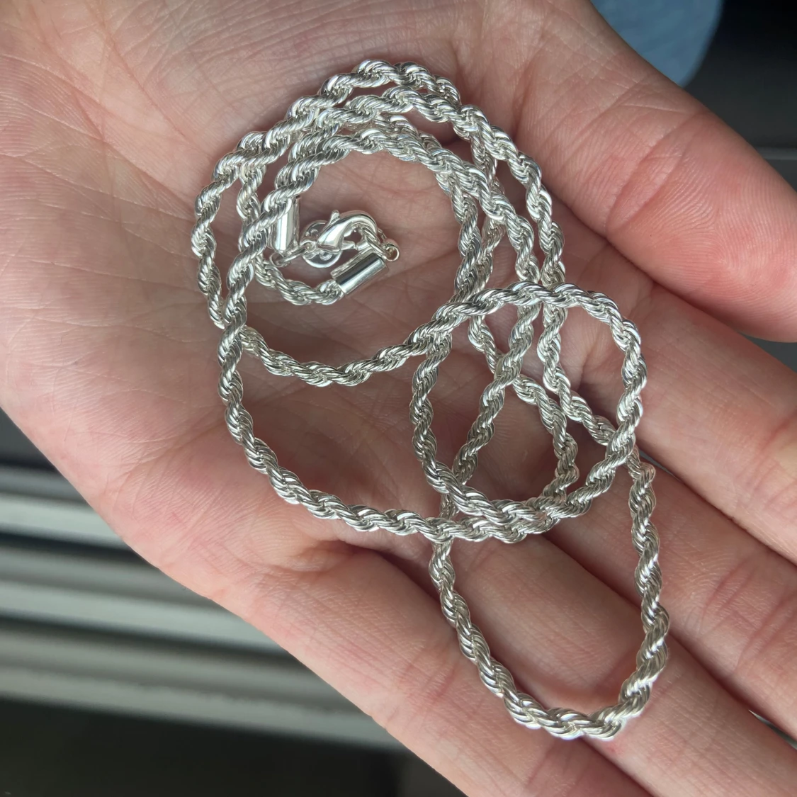 Silverpläterat halsband från Snö of Sweden med tvinnad design 