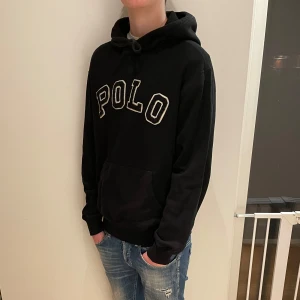 Polo Ralph lauren hoodie  - Polo Ralph lauren hoodie i svart färg och storlek medium 
