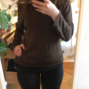 Brun glittrig tröja från Lineadue - Säljer en snygg brun tröja från Lineadue med glittrande detaljer. Tröjan har en normal passform och långa ärmar, perfekt för att ge lite extra stil till din outfit. Tillverkad i Italien.