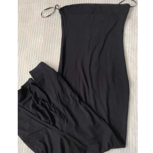 Svart bandeauklänning  - Snygg svart axelbandslös klänning från Shein. Klänningen är lång och har en elegant passform. Materialet är väldigt mjukt och skönt. Sitter jättefint på. 