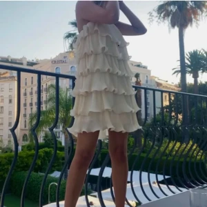 Beige klänning från & Other Stories - Säljer en chic beige klänning från & Other Stories med volanger och plisserade detaljer. Klänningen är , perfekt för studenten/ sommarens fester. Klänmingen är i mycket bra skick, snvänd ett fåtal gånger🌺 (Obs första bilden är lånad) 