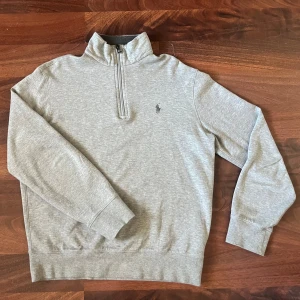 Quarter Zip tröja från Ralph Lauren - Säljer den bara för att den inte passar längre. Riktig skön tröja med bra passform. Ord pris ligger på 1900kr