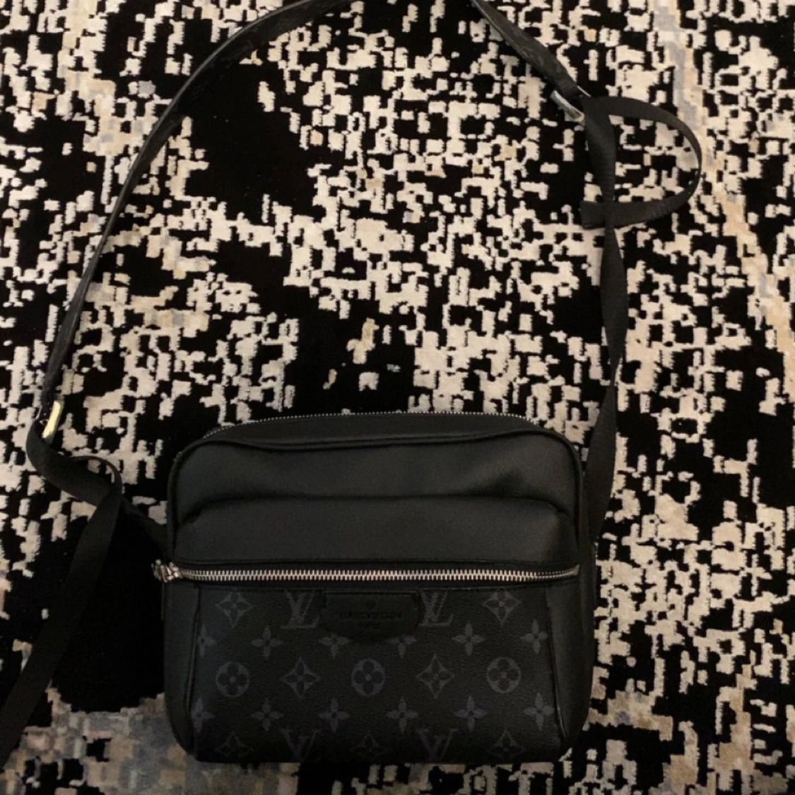 Svart axelväska med monogram