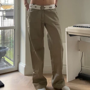 Dickies byxor!🤎🤍 - Beiga Dickies 874! Midjemått: 43 cm, Innerbenslängd: 86 cm💕