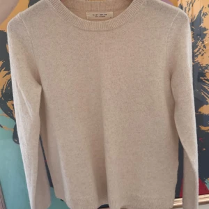 Beige tröja från Easy Wear - Säljer en stilren beige tröja från Easy Wear i en mjuk ull- och kashmirblandning. Tröjan har en rund halsringning och långa ärmar, perfekt för kyligare dagar. En klassisk och tidlös design som passar till det mesta.