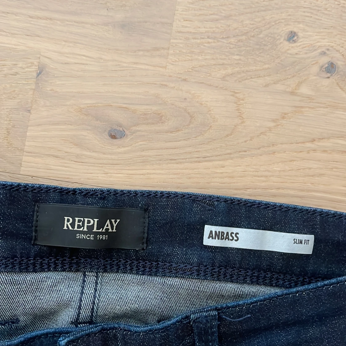 Mörkblå jeansbyxor från Replay - 2