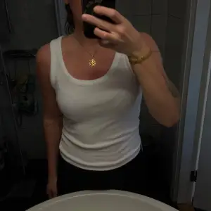Ett ribbat linne från bikbok i storlek medium, stretchigt material, liten fläck som syns på fjärde bilden! Inte testat att försöka få bort🫶🫶