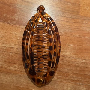 Brun hårklämma med leopardmönster - Ovalt banana clip / hårklämma som ger håret extra mycket volym. Aldrig använt då jag har flera