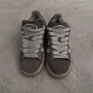 Grå sneakers från Adidas - Säljer ett par grå sneakers Adidas campus 00s. Inte så mycket använda, endast lite smutsiga och slitna som man ser vid nära håll. Priset kan diskuteras