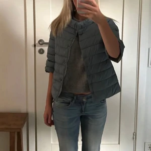 Trekvartsärmad jacka  - Sååå fin trekvartsärmad jacka nu till våren!! Fint skick! Lånade bilder🥰🥰🥰