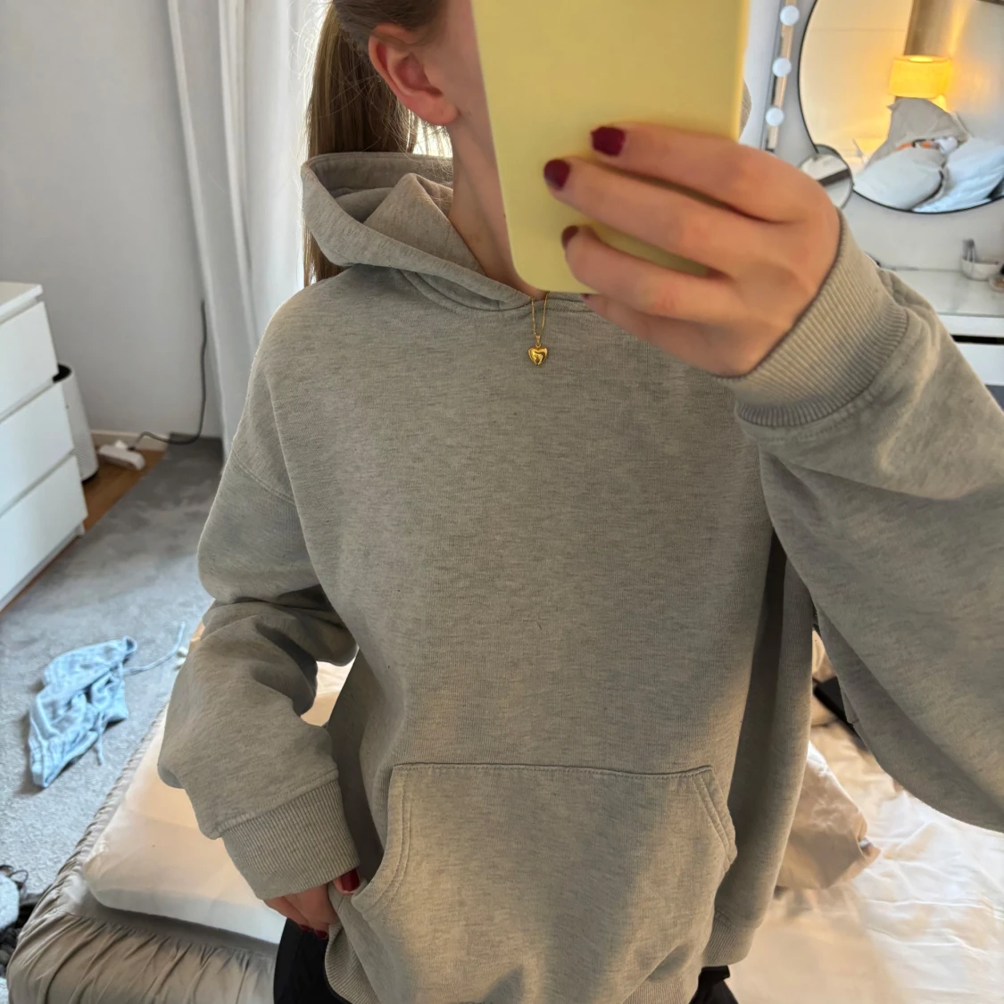 Grå hoodie