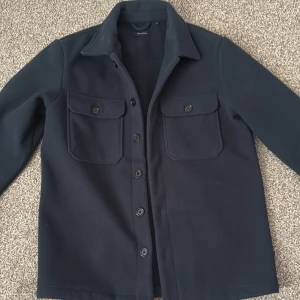Mörkblå overshirt från Matinique - Säljer min mörkblå overshirt från Matinique i storlek M passar även i S. Köpte den för 1300kr. Nästan oanvänd!