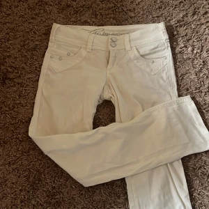 Vita slim jeans från esprit - Snygga vita slim jeans från esprit med låg midja och dubbla knappar. Byxorna har dekorativa sömmar och fickor både fram och bak. Perfekta för en stilren look.