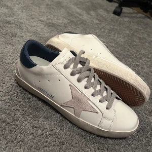 Golden goose blue heel  - Hej jag säljer nu mina skor då jag känner att de är för dyra och fina att använda och lägger gärna pengar på nått som används dom är helt nya aldrig använda på foten ens om ni har någon/några frågor tveka inte på att fråga .