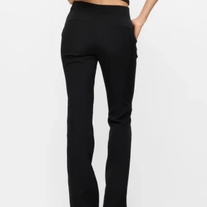 Svarta kostymbyxor från BikBok - Snygga svarta kostymbyxor från BikBok. Byxorna har bootcut och är i bra skick. Tyvärr har det blivit för små för mig. Jag är 175 för referens 💞