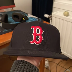 New era keps -  New era keps i toppen skick 10/10 använd en gång säljer för att den var för liten råkade ta av sticker på framsidan skicka om ni har frågor eller funderingar!