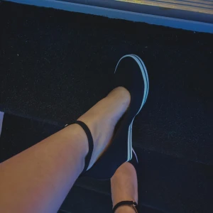 Svarta ballerinaskor med kilklack - Snygga svarta ballerinaskor med kilklack och vit sula. Perfekta för en stilren look med en bekväm passform. De har en rund tå och en enkel design som passar till många olika outfits. Använd fåtal gånger, utan några defekter!! Passar både 38or och 39or!