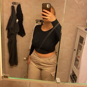 Beige cargobyxor från H&M - Säljer ett par beige cargobyxor från H&M. Byxorna har flera praktiska fickor och en avslappnad passform. Perfekta för en casual look. Tillverkade i bomull för en bekväm känsla.