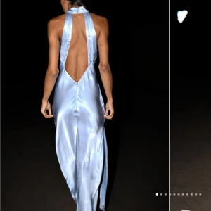 MESHKI BLÅ KLÄNNING - Hejsan! Säljer denna superfina klänning ifrån märket Meshki. Helt oanvänd och lappen sitter också kvar (kartong/förpackning finns). Den är perfekt till bal eller festligare tillfällen!😍 