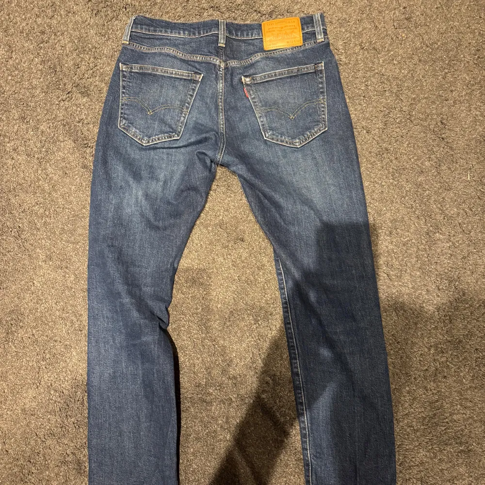 Säljer ett par klassiska blå jeans från Levi's. De har en rak passform och är perfekta för en avslappnad stil. Stl 32/32. Farkut & Housut.