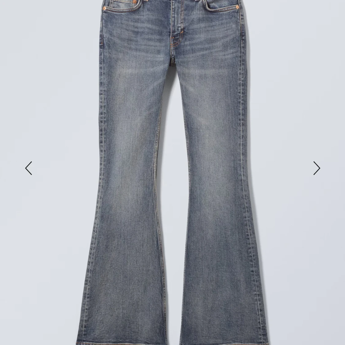 Blå bootcut jeans från Weekday