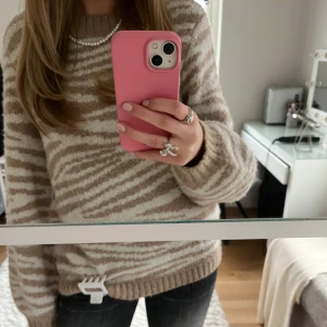Beige och vit randig stickad tröja - Jättefin och mysig stickad tröja ifrån märket Object. Köpes för ett tag sedan men endast använd några fåtal gånger💕nypris ca. 600