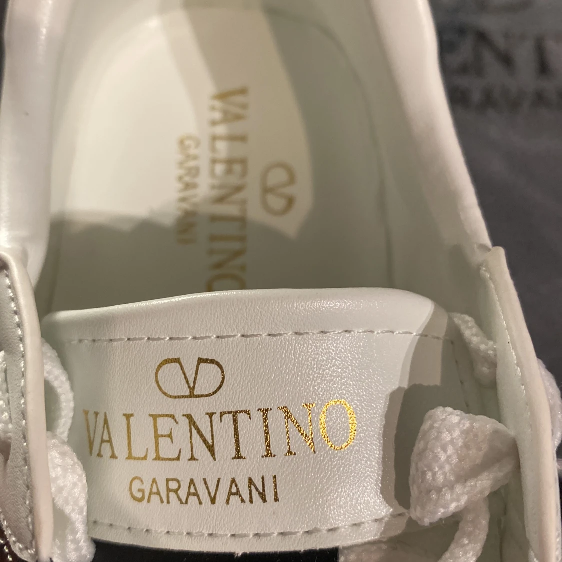 Valentino Garavani sneakers i vitt och svart - 1