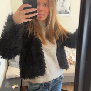 Svart pälsjacka - Säljer en snygg svart pälsjacka som är perfekt för att hålla sig varm och stilren. Jackan har en fluffig textur och är långärmad, vilket gör den idealisk för kyligare dagar. Passar perfekt till både fest och vardag pris går att diskutera🩷