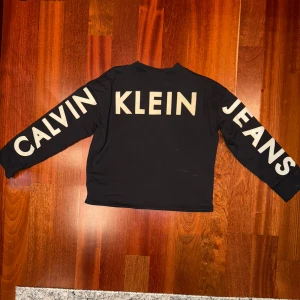 Calvin Klein svart tjock tröja  - En svart tjock tröja från Calvin Klein jeans, köpt i USA i CKs egna butik. Skön och stilren perfekt för en lite kyligare sommarkväll 🌇