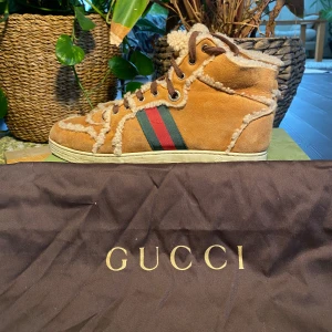 Gucci Hi-Top Teddy Sneakers Brown - Gucci High Top sneakers med Teddy material på insidan. Omöjliga att få tag på, sjukt snygga och bekväma. Nypris 11.000kr. Dustbag medkommer. Storlek 42. Vid frågor eller fler bilder kontakta mig i DM! 