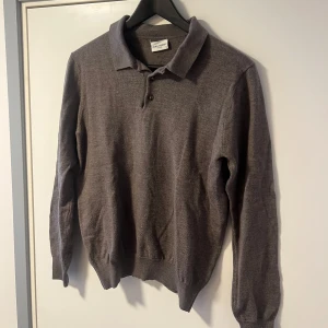 Grå merinoullströja från John Henric - Stilren gråbrun merinoullströja från John Henric. Bra skick, säljes då den var för liten för mig på 175cm 70kg.
