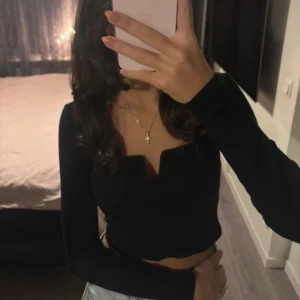 Svart ribbad tröja från zara - Kolla min profil för liknande artiklar💕