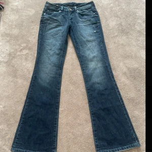 y2k lågmidjade jeans - Snygga lågmidjade jeans som tyvärr är för så för mig. Storlek 27/34 på lappen🌸Midjemått: 39cm tvärs över Innerbenslängden: 85cm Grenhöjd: 20cm