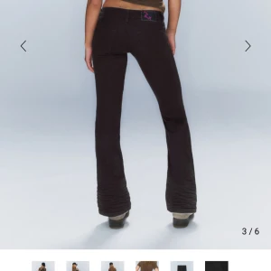 Svarta bootcut byxor - Snygga svarta bootcut byxor med låg midja. Byxorna har en tight passform upptill och vidgar sig nedtill för en klassisk bootcut-stil. Jag säljer dessa eftersom att jag behövde en lite längre storlek, jag är 1,67 och de var lite för korta för mig och det är storlek 26/30💞 De är dessutom använda 1 gång!