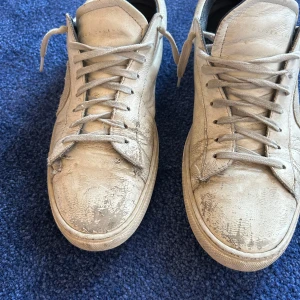 Vita  sneakers från Oliver Cabell - Säljer ett par stilrena beige sneakers från Oliver Cabell. Skorna har en klassisk design med snörning och är tillverkade i Italien. Perfekta för en avslappnad look.