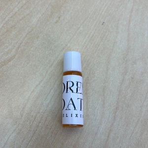 Dream Date - En liten flaska parfym med namnet Dream Date. Flaskan är liten och enkelt att använda genom roll-on funktionen. Perfekt för att bära med sig i väskan. Doften är träig, kryddig och inslag med blommor.