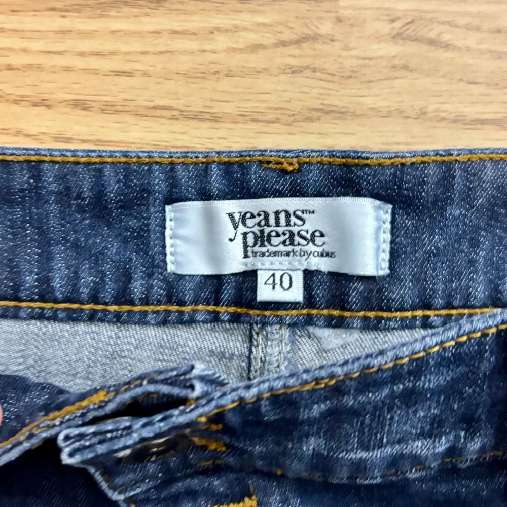 Snygg jeanskjol från Yeans Please i klassisk blå denim. Kjolen har en kort längd med fransig nederkant och femficksdesign. Perfekt för en avslappnad stil.. Hameet.